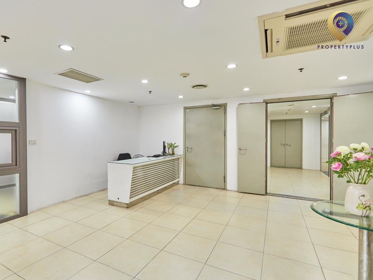 Lobby area of ZEN-Tower with seating and glass partitions